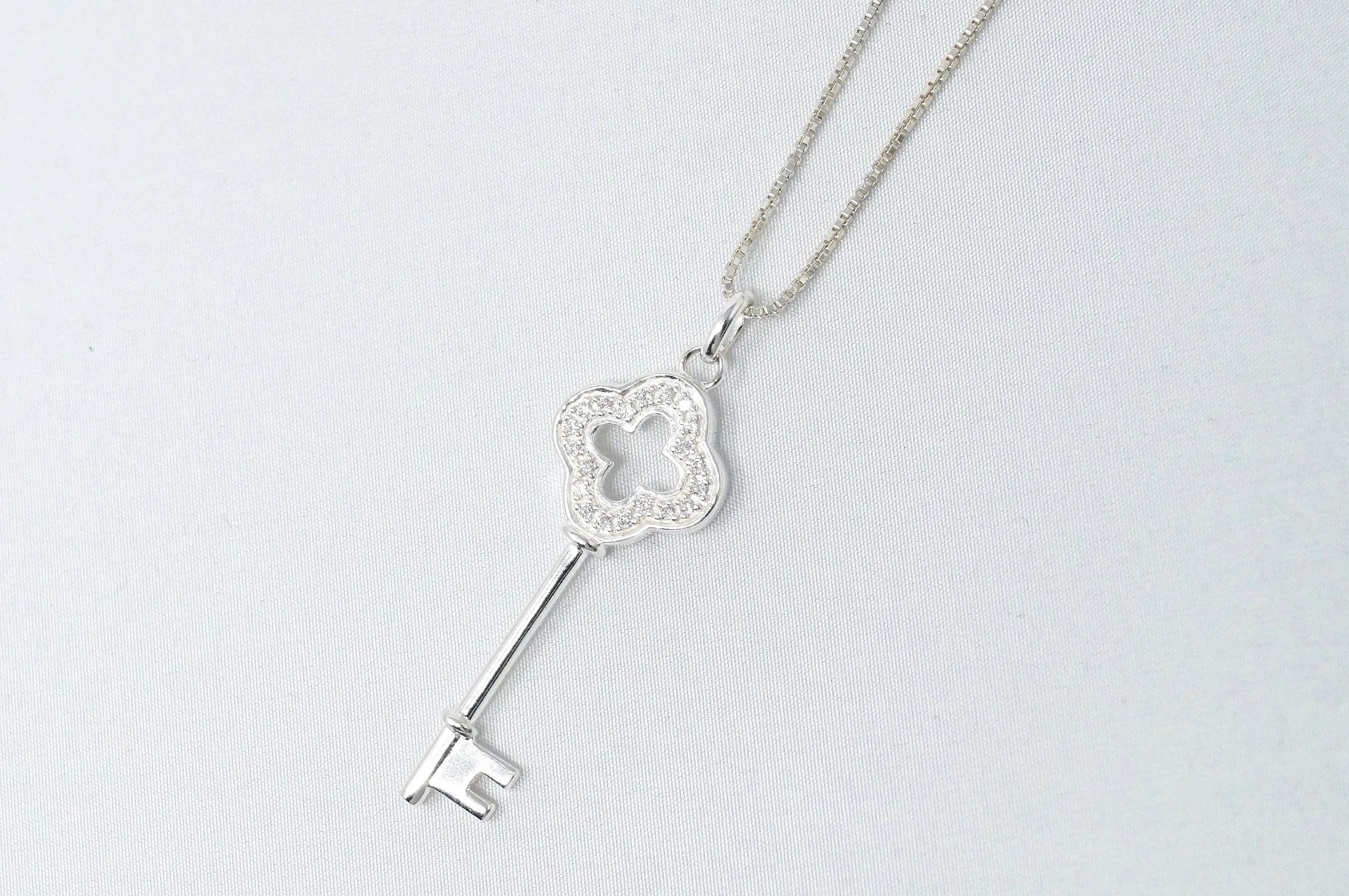 STUNNING Vintage Cz Accented Royal Key Sterling Silver Necklace 16" -